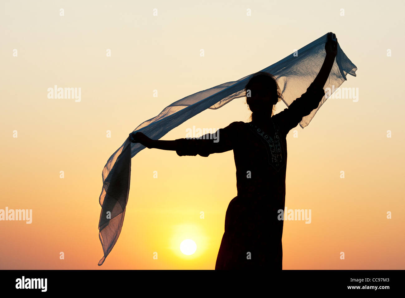 Indische Mädchen mit Schleier in die Wind-silhouette Stockfoto