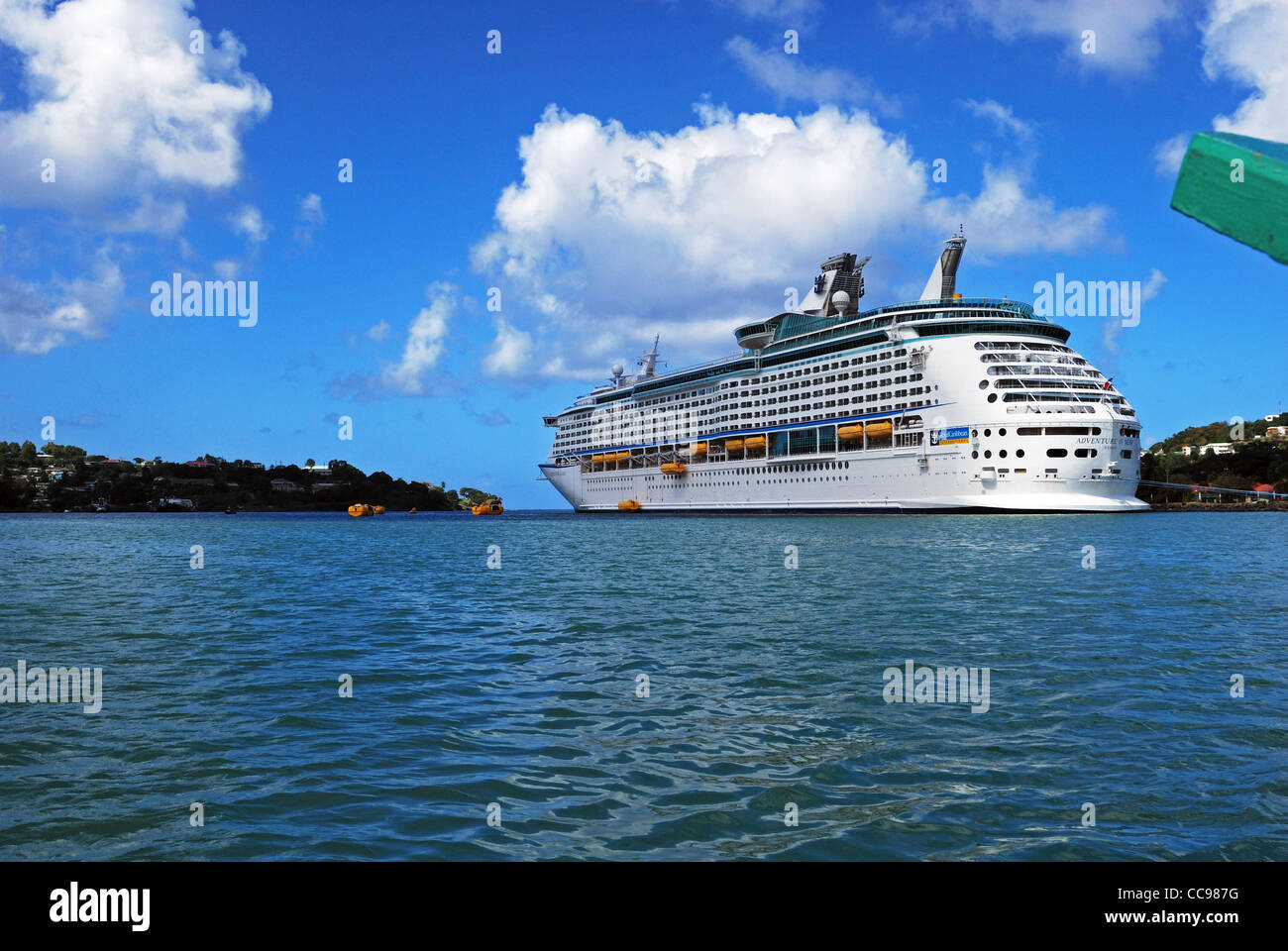 Rettungsinsel Bohrer neben dem Abenteuer der Meere Kreuzfahrt Schiff, Castries, St. Lucia, Karibik, West Indies. Stockfoto