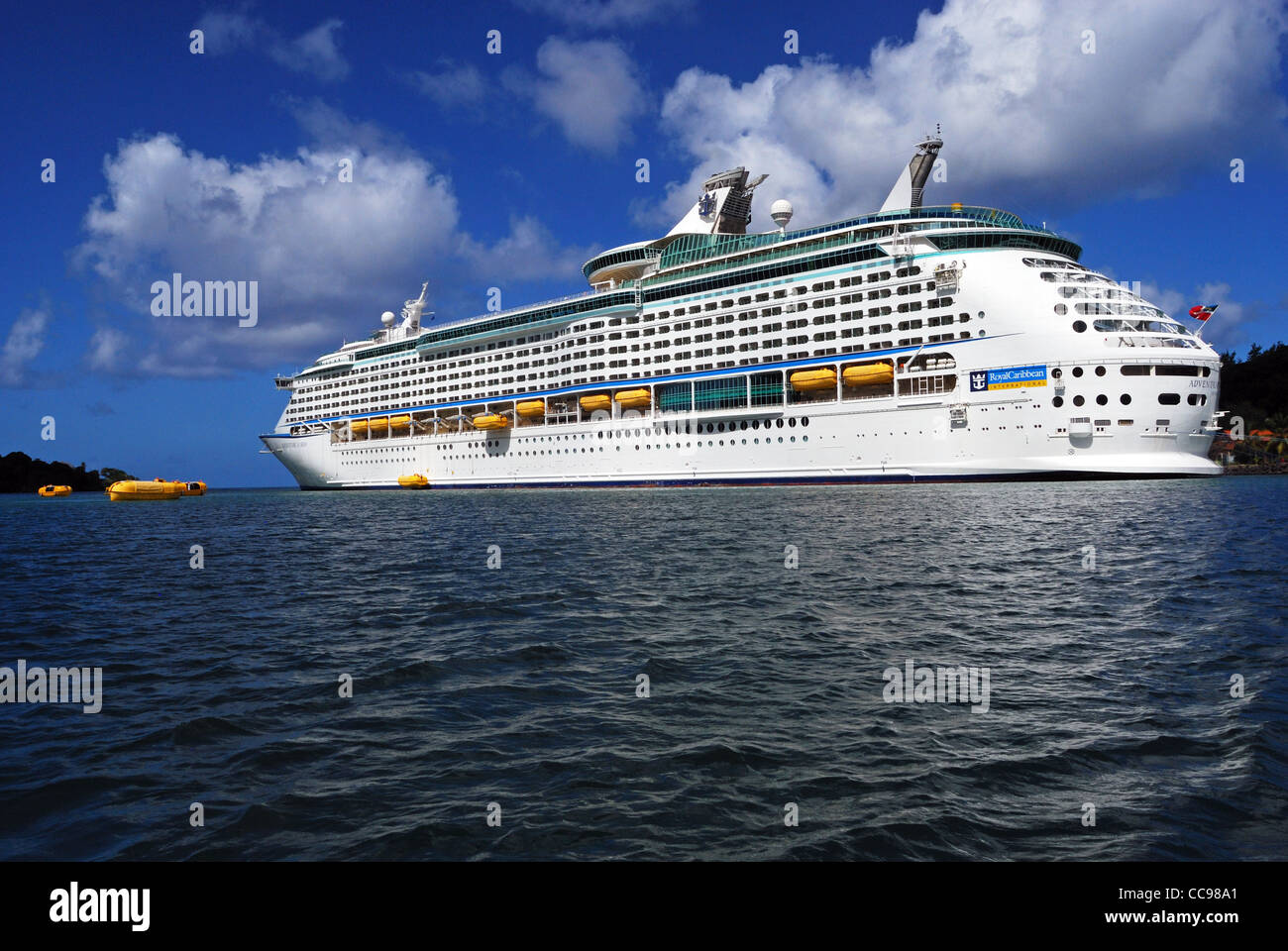 Rettungsinsel Bohrer neben dem Abenteuer der Meere Kreuzfahrt Schiff, Castries, St. Lucia, Karibik, West Indies. Stockfoto