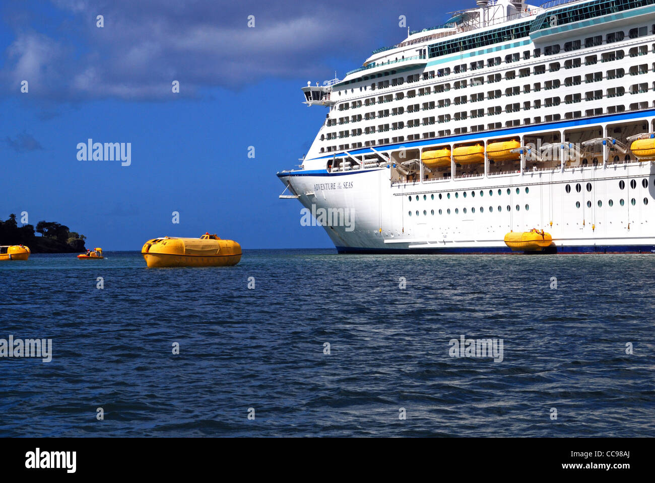 Rettungsinsel Bohrer neben dem Abenteuer der Meere Kreuzfahrt Schiff, Castries, St. Lucia, Karibik, West Indies. Stockfoto