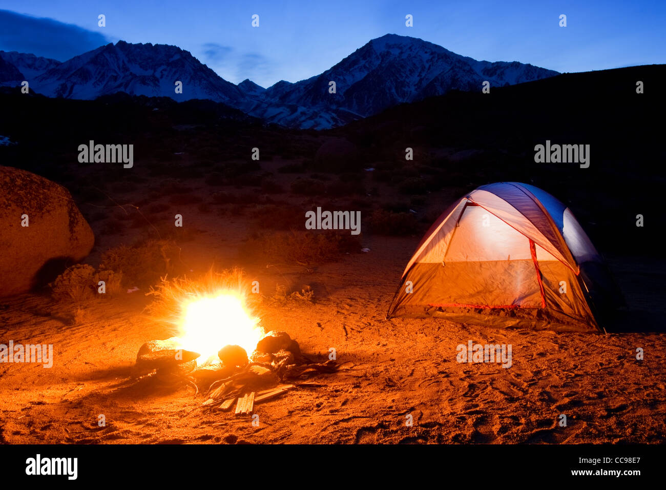 Lagerfeuer in den Bergen Stockfoto