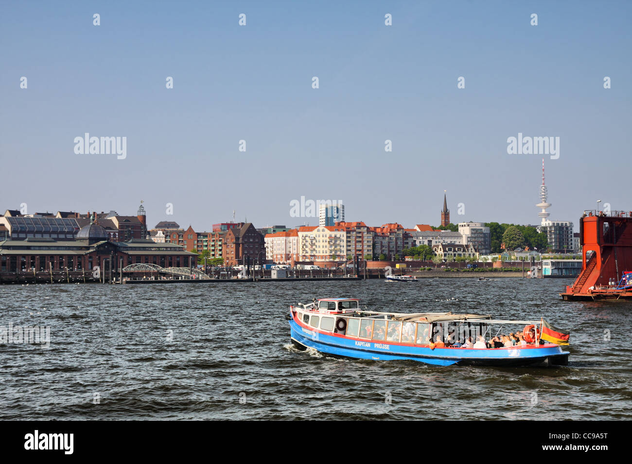 Blick auf ein Ausflugsschiff mit Touristen Kreuzfahrt auf der Elbe in Hamburg, Deutschland. Stockfoto