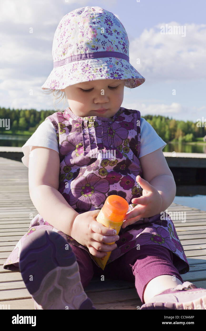 Mädchen am Dock Stockfoto