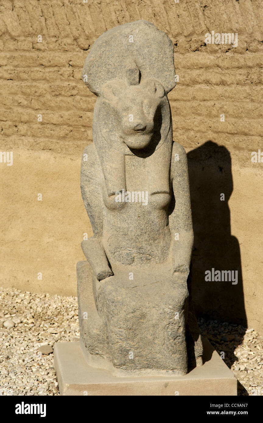 Statue der Göttin Sachmet mit Leiter der Löwin und Sonnenscheibe dargestellt. Bezirk von Mut. Karnak-Tempel-Komplex. Luxor. Ägypten. Stockfoto