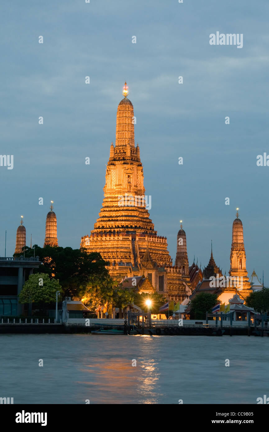 Der Chao Phraya und Wat Arun in der Nacht, Bangkok, Thailand. Stockfoto
