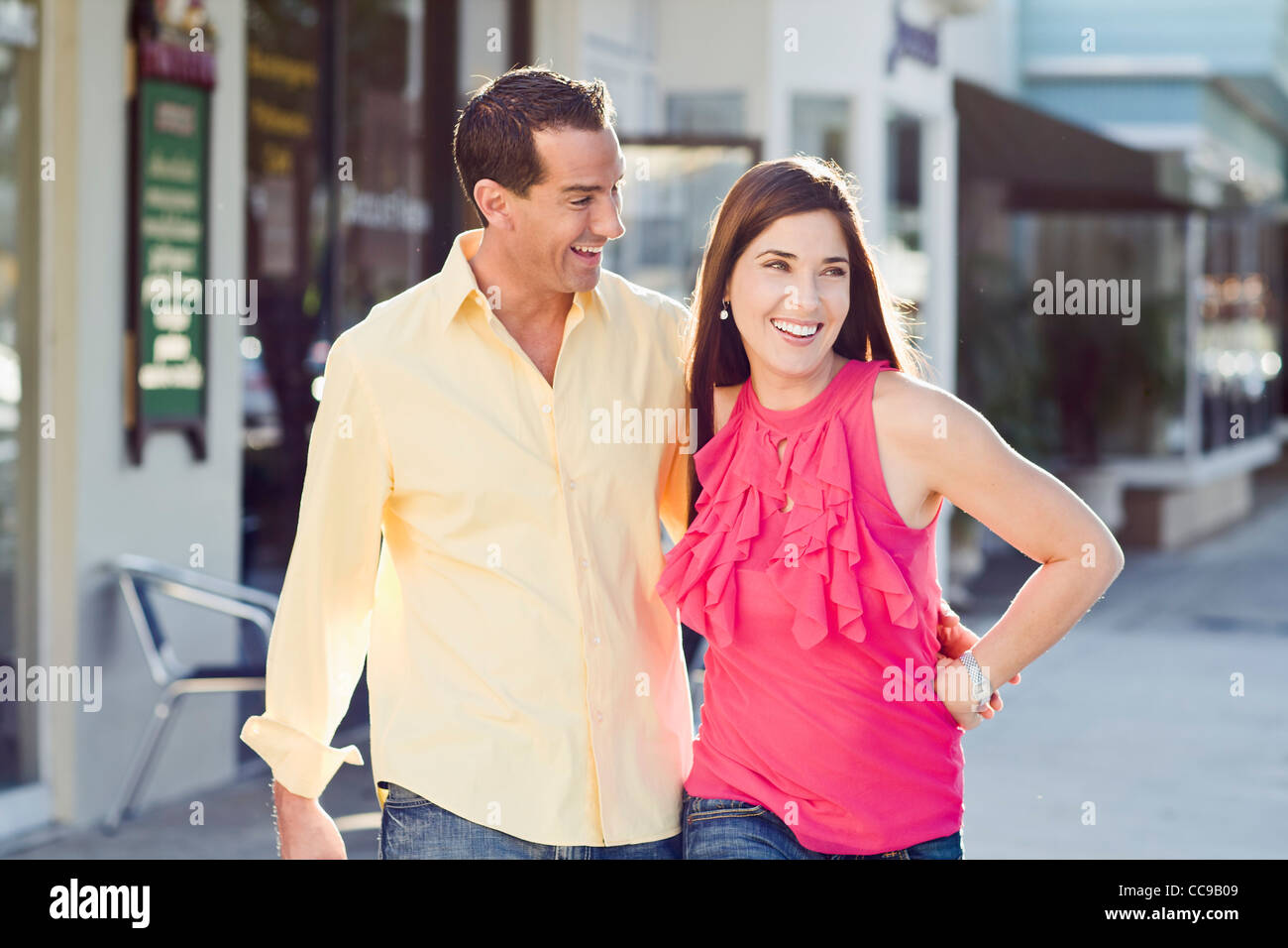 Paare, die im freien Stockfoto