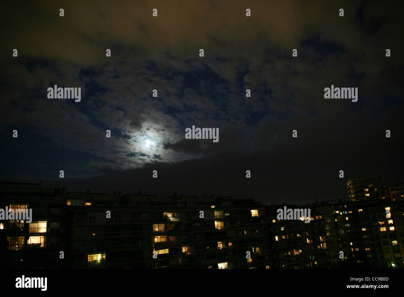 Ansicht von Gebäuden in einer Stadt in einer mondhellen Nacht. Stockfoto