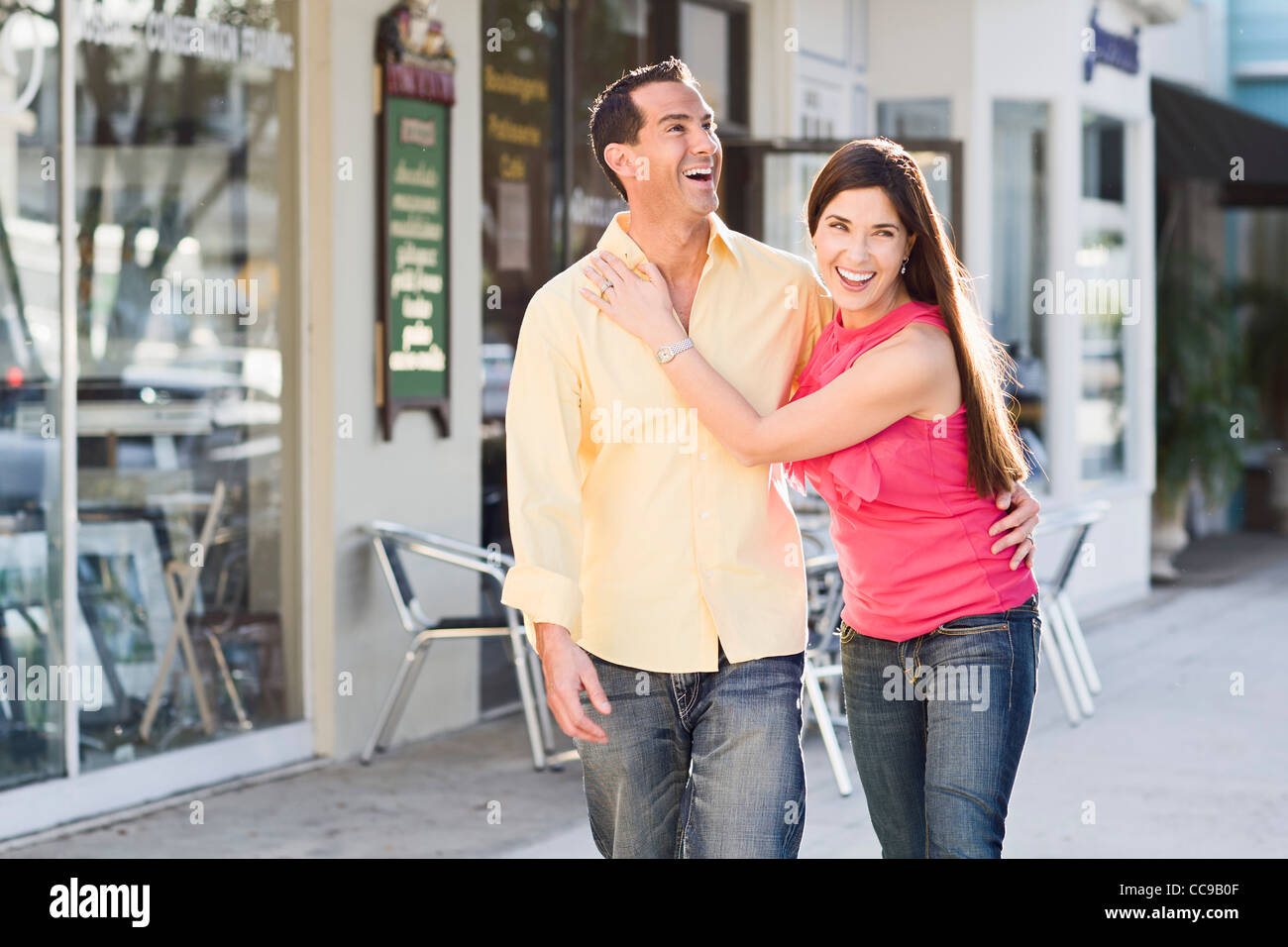 Paare, die im freien Stockfoto