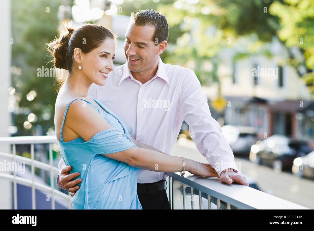 Paar auf Balkon Stockfoto