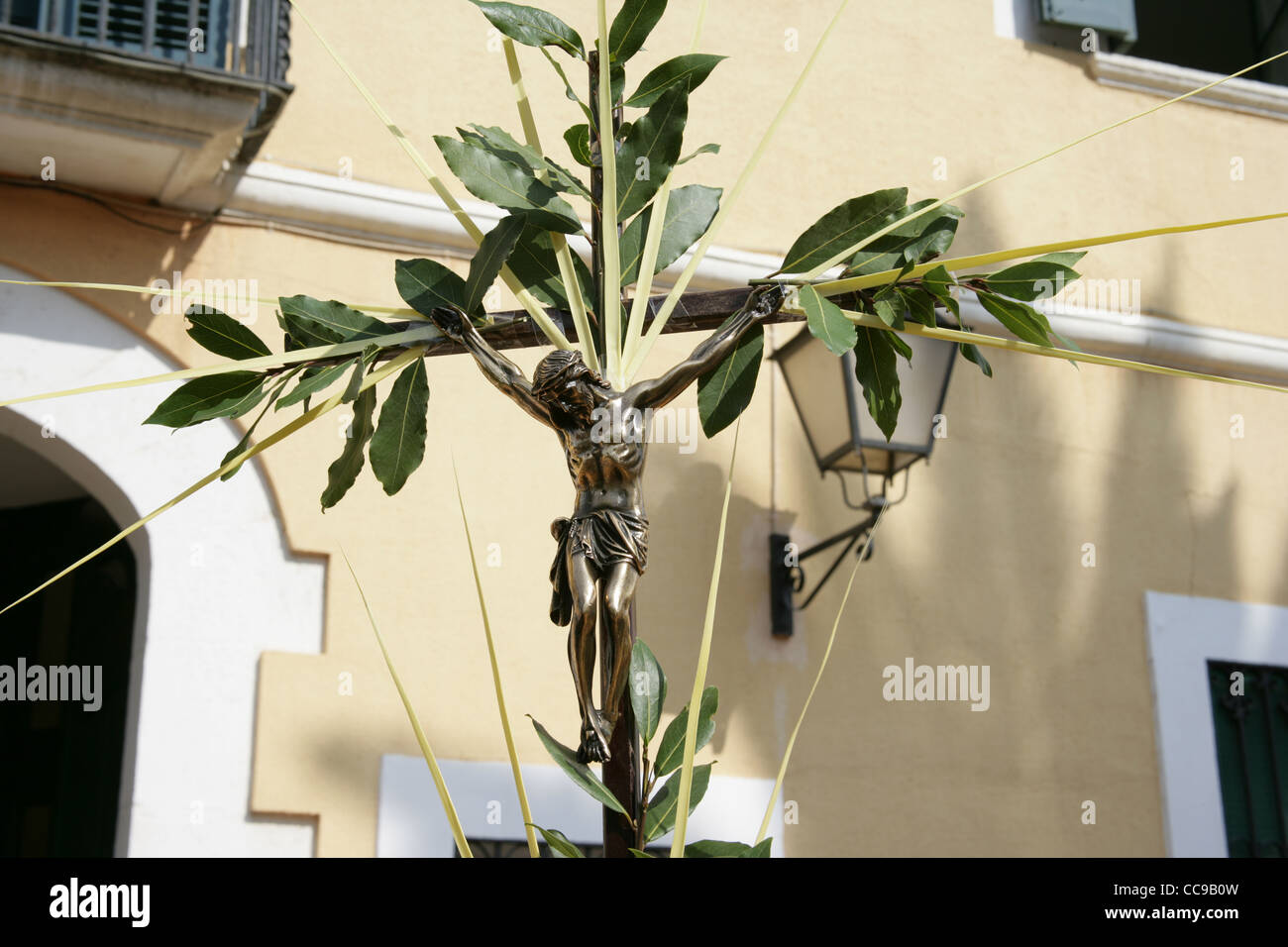 Am Palmsonntag. Kruzifix mit Olivenbäumen und Palmen Blätter verziert. Spanien. Stockfoto