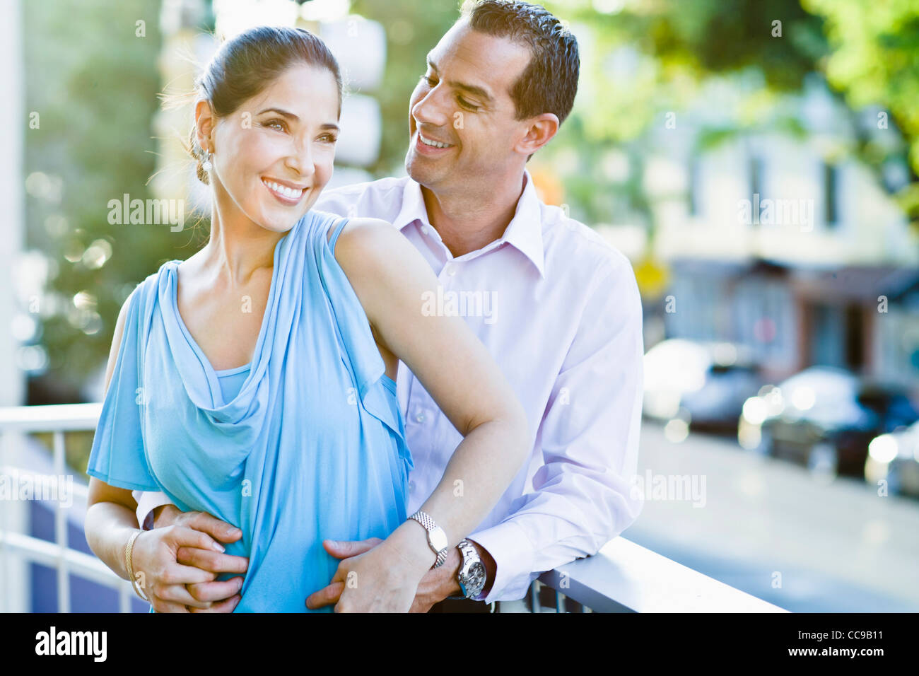 Paar auf Balkon Stockfoto
