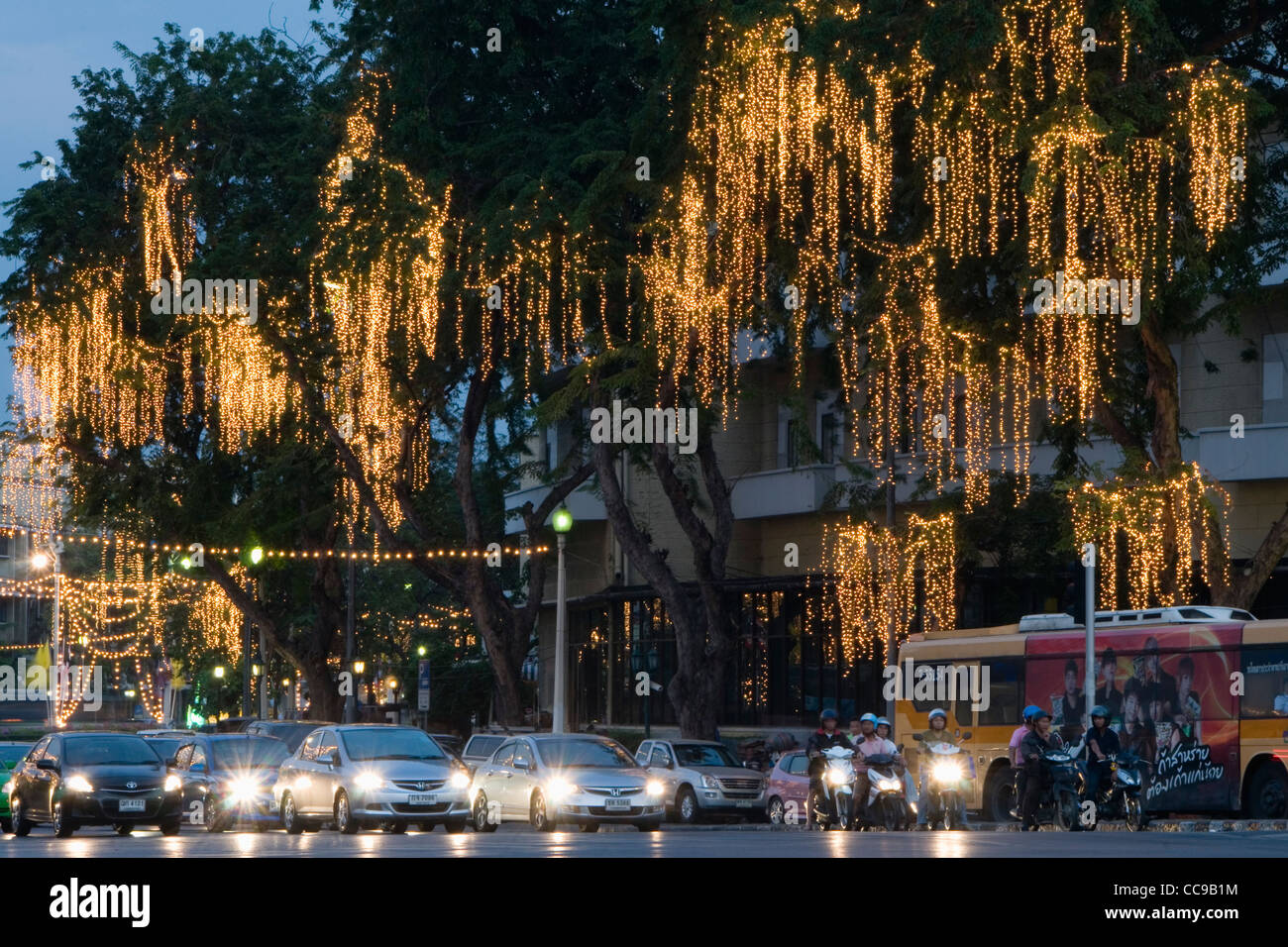 Lampen, Deko-Bäume für Silvester entlang Thanon Ratchadamnoen Klang, in Bangkok, Thailand. Stockfoto