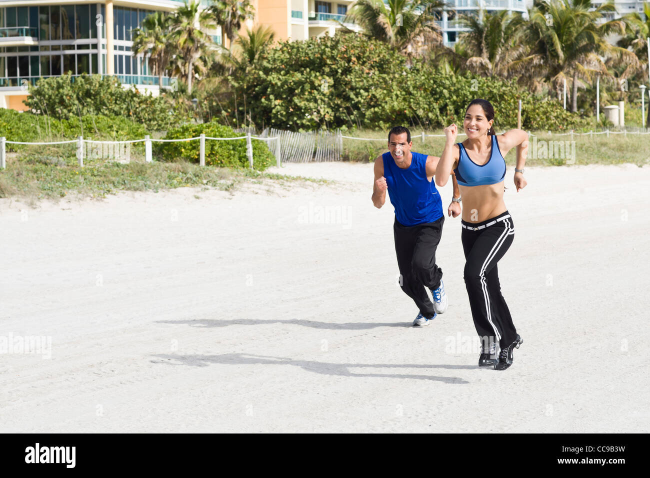 Paar am Strand laufen Stockfoto