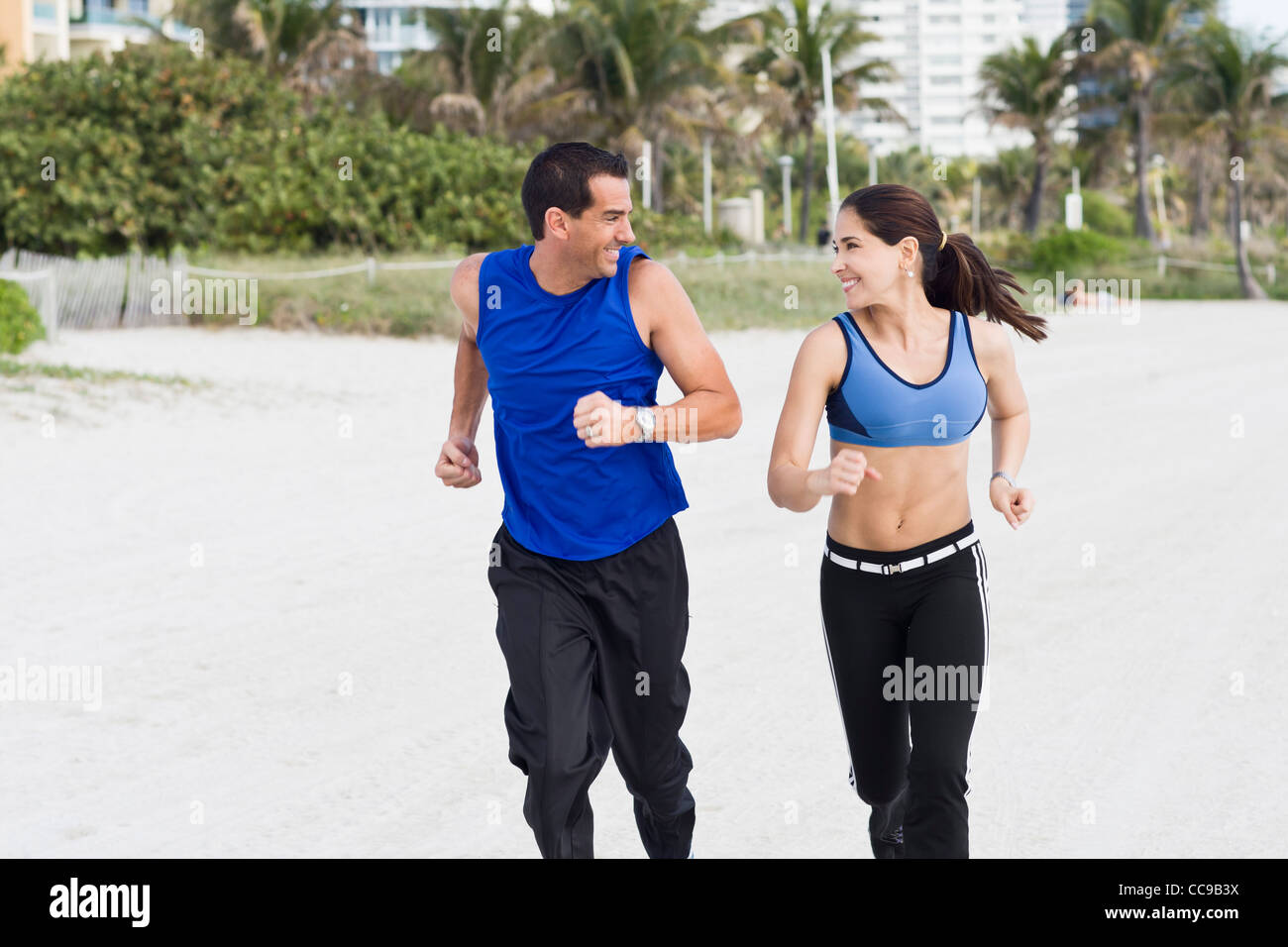 Paar am Strand laufen Stockfoto