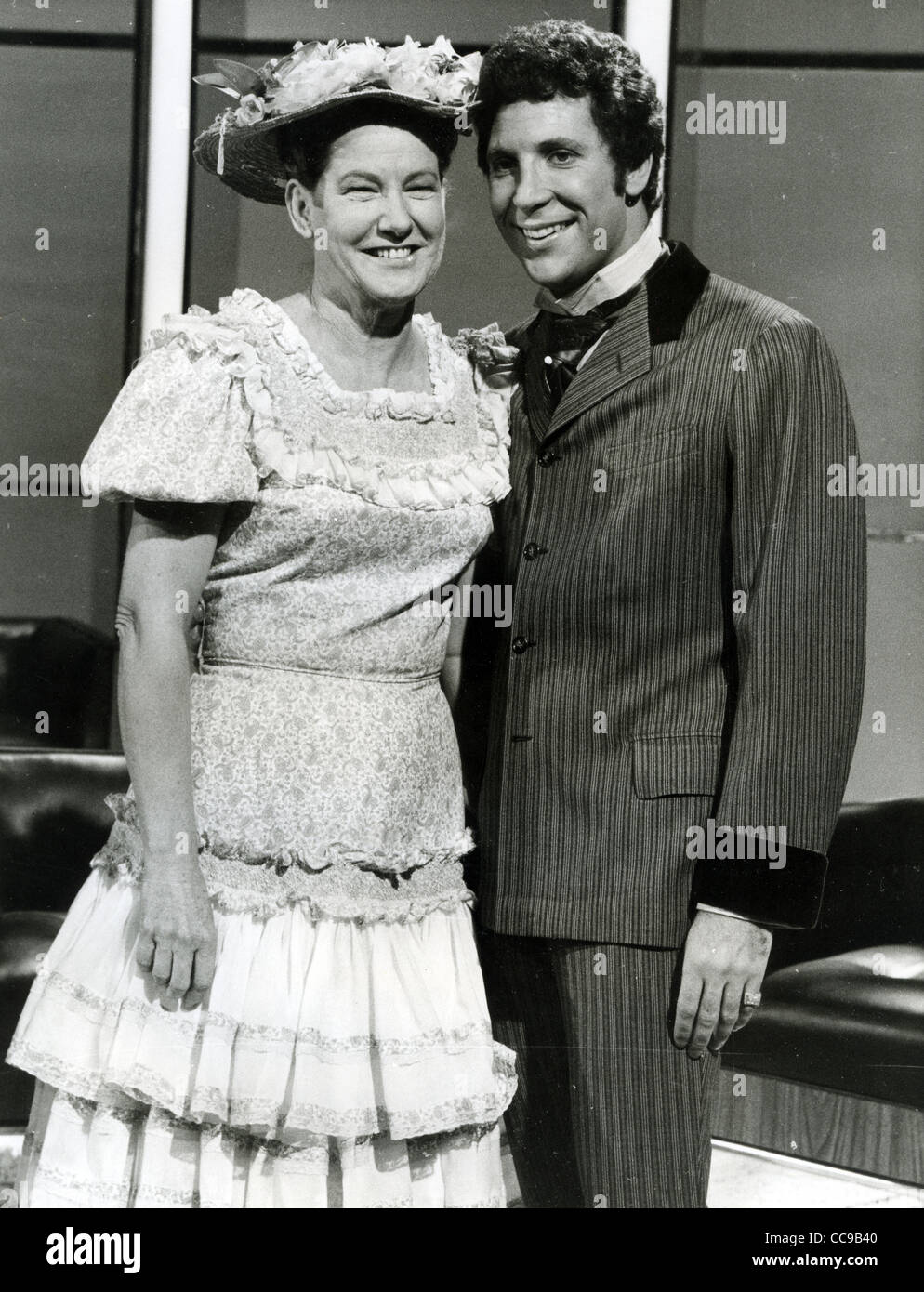 TOM JONES in seiner TV-Show mit Gast Land Komikerin Minnie Pearl über 1975 Stockfoto