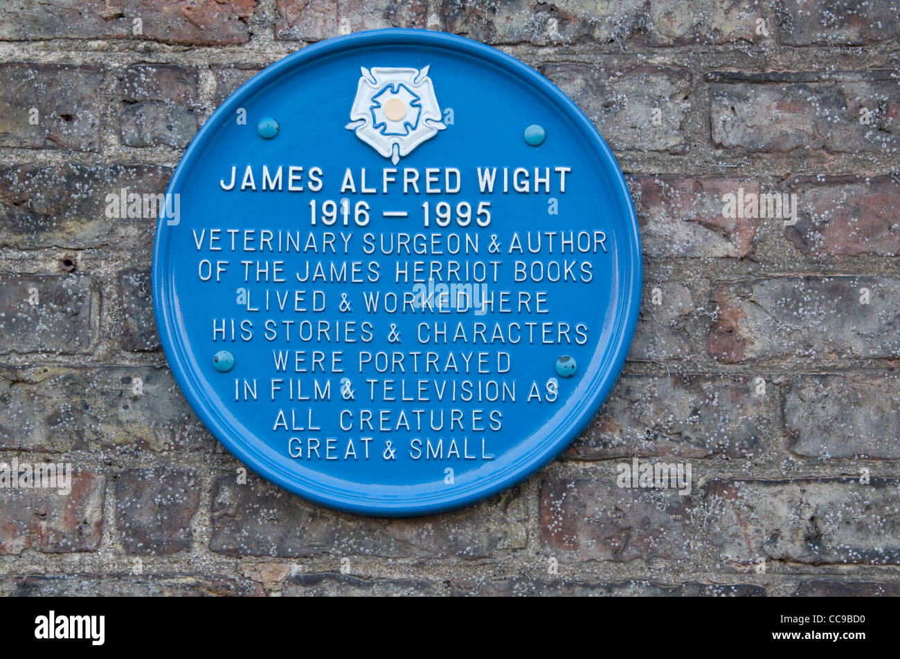 Eine Gedenktafel an der Wand in der Berufsbildungspraxis Alf Wight, einen Landtierarzt bekannt als James Herriot in den Markt Stadt Thirsk in keiner Stockfoto