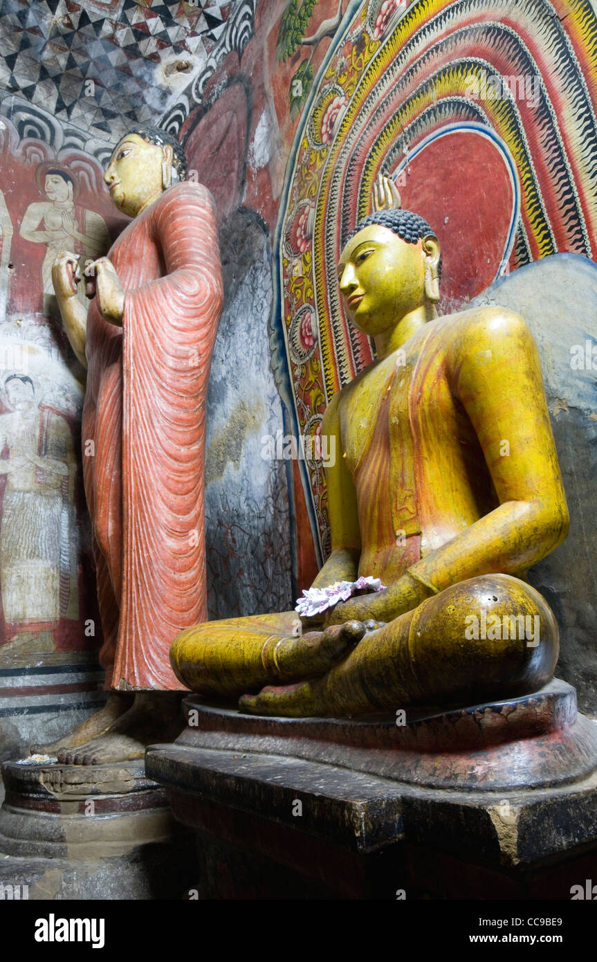 Sitzenden Buddha und Ananda in Devaraja Viharaya (Höhle ich), Royal Felsentempel, Dambula, Sri Lanka Stockfoto