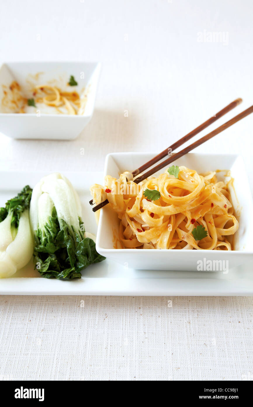 Bok Choy und Reisnudeln Stockfoto