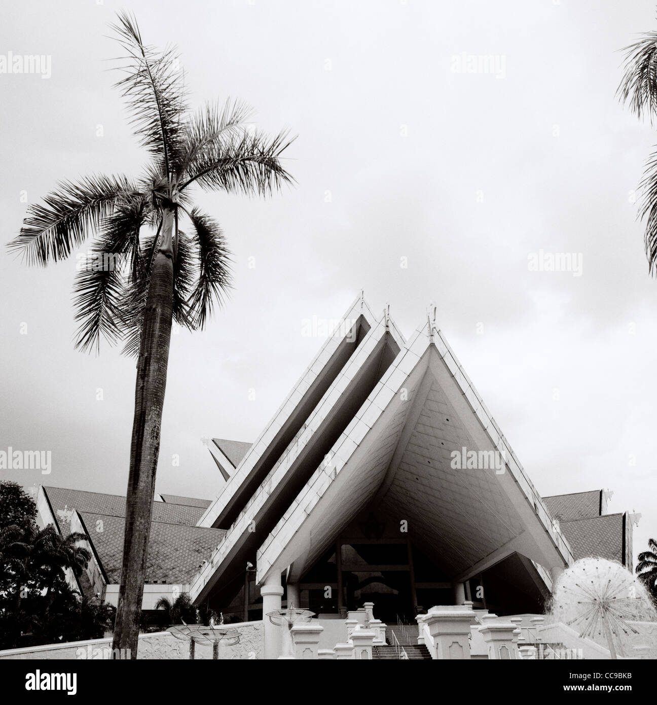 Malaysische moderne Architektur der Istana Budaya Kulturpalast in Kuala Lumpur in Malaysia in Fernost Südostasien. Gebäude Kunst Palm Tree Stockfoto