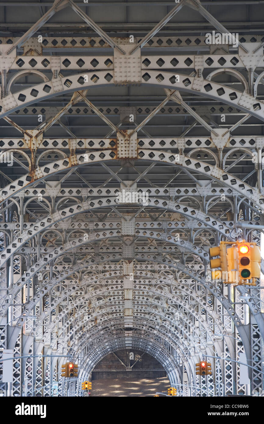 USA, New York City, Ampeln unter Brücke Stockfoto