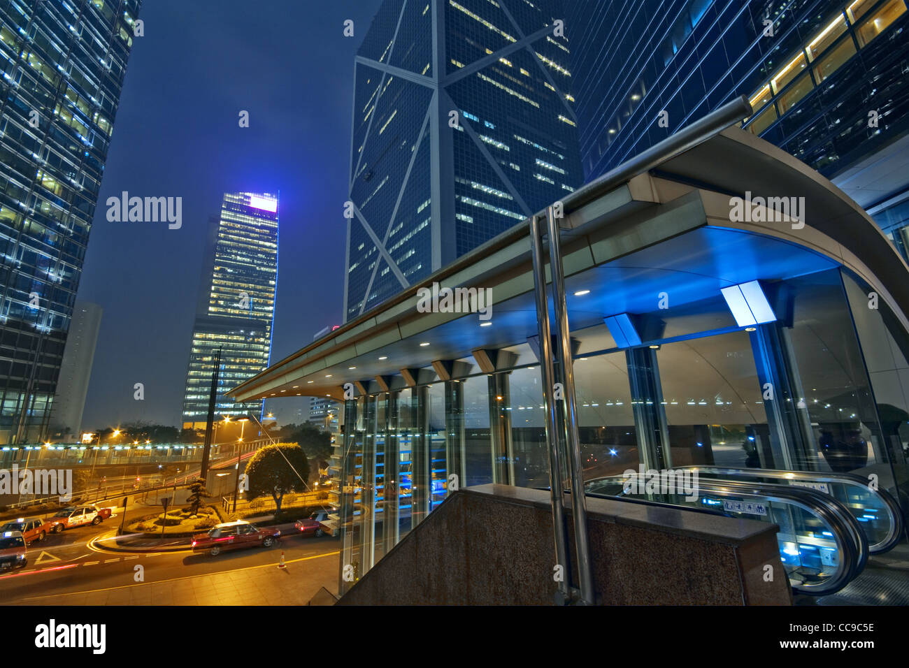 modernes Bürogebäude in Dämmerung Stockfoto