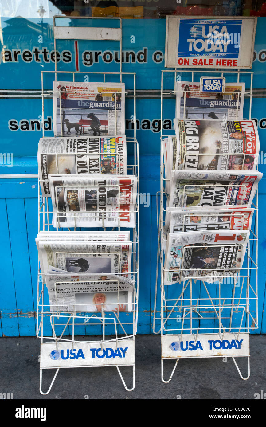 Bereich der britischen Tageszeitungen auf einem Gestell außerhalb ein Kiosk Shop London England UK Vereinigtes Königreich stehen Stockfoto