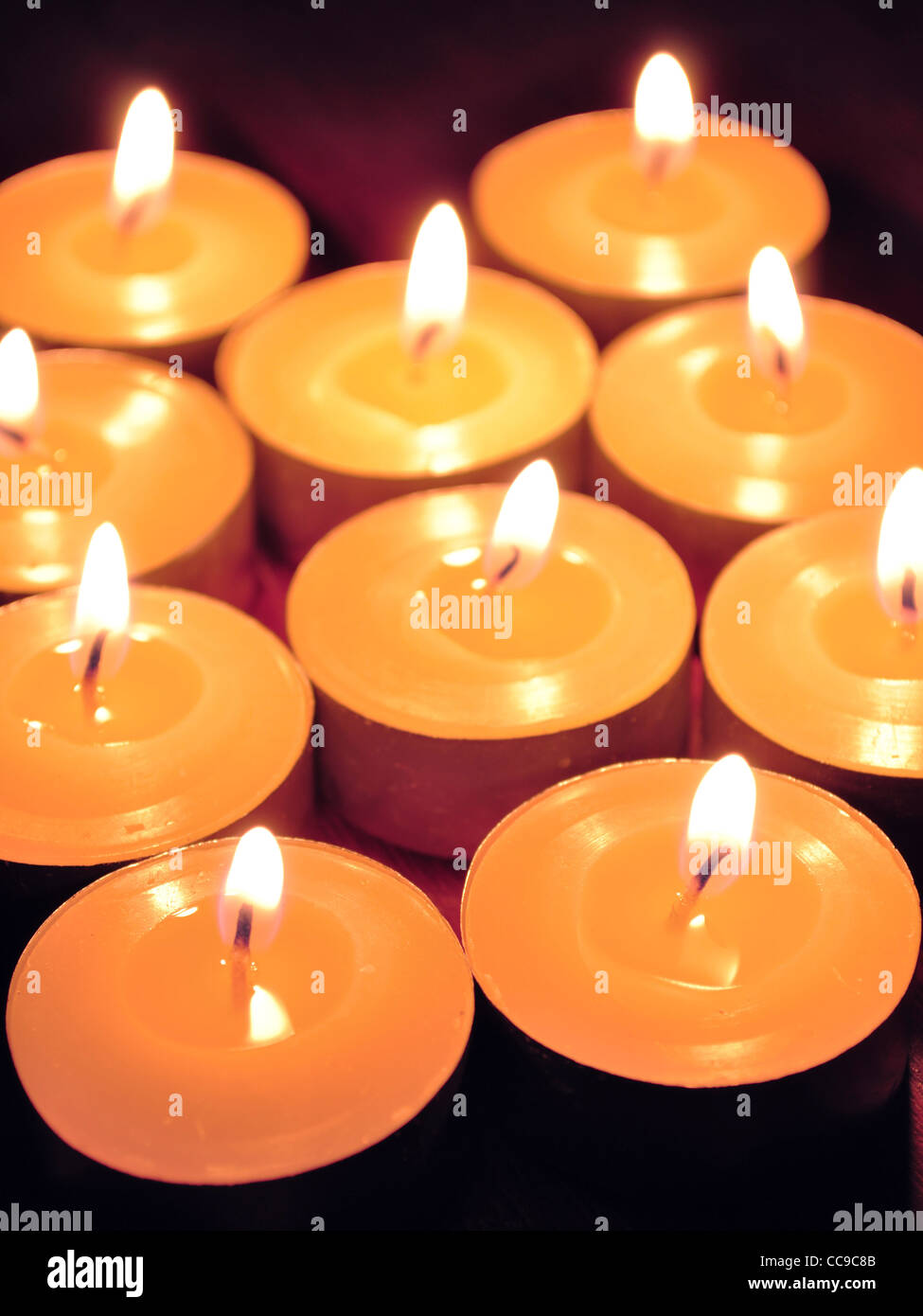 Kerzen leuchten Hintergrund, flachen DOF; konzentrieren Sie sich auf zwei vordere Kerzen Stockfoto