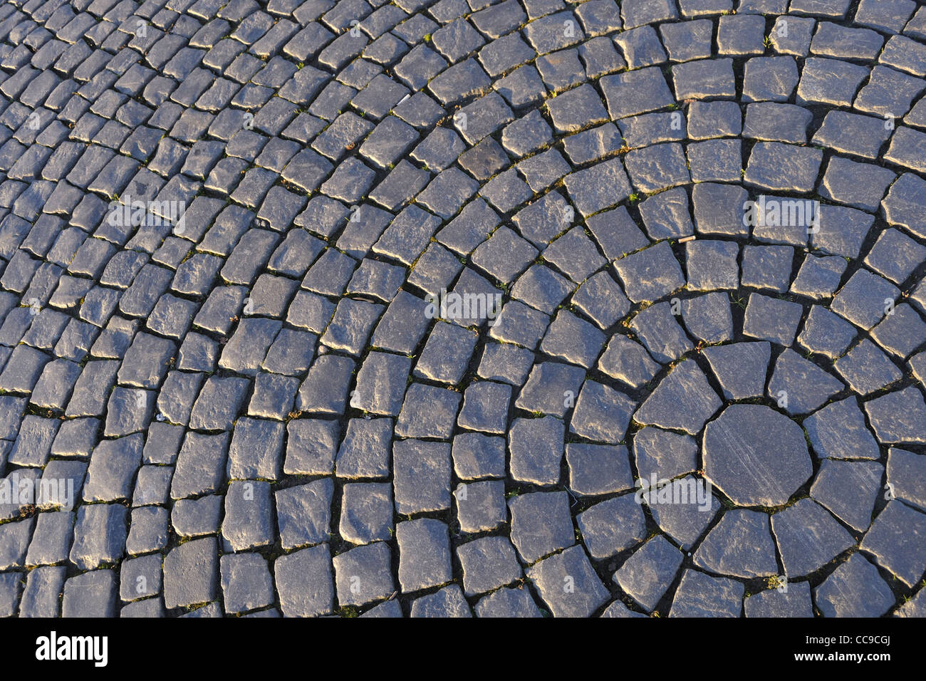 Kreisförmige detaillierte Verhaltensmuster Kopfsteinpflaster bilden Schlossplatz in St. Petersburg Stockfoto