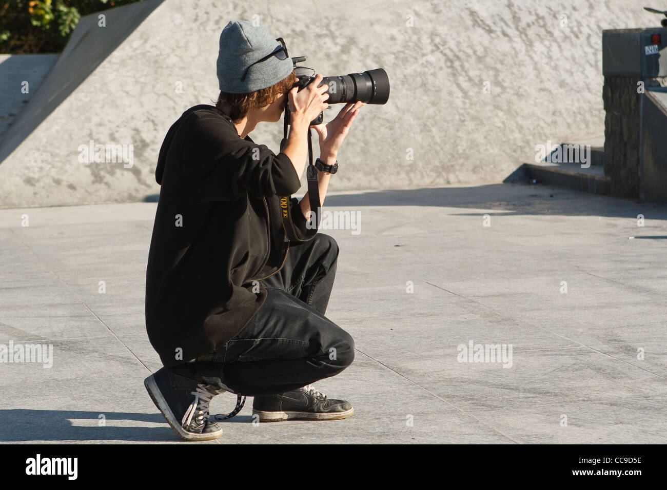 Nehmen ein Foto mit Dslr-Kamera und Zoom-Objektiv. Stockfoto