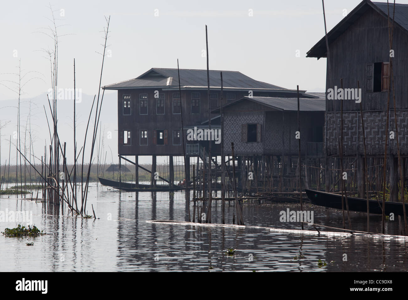Dorfhaus am Inle See auf Stelzen stehen und aus Bambus und Palmen Blätter ist nur per Boot erreichbar. Stockfoto