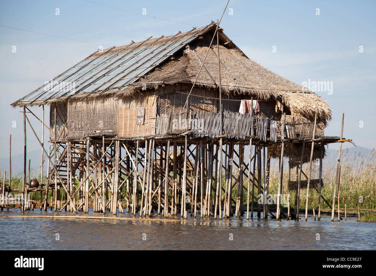 Dorfhaus am Inle See auf Stelzen stehen und aus Bambus und Palmen Blätter ist nur per Boot erreichbar. Stockfoto