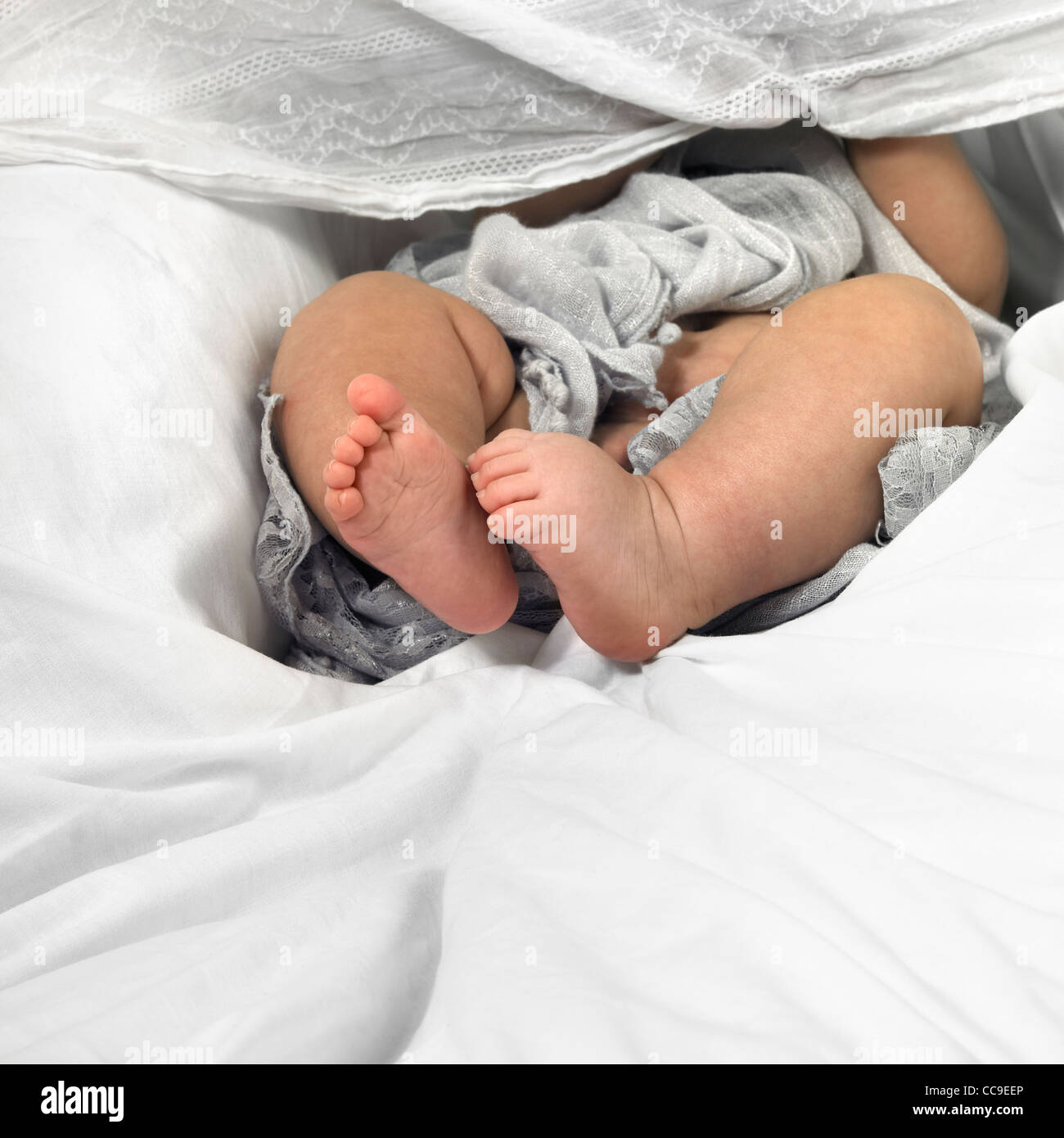 Baby Füße in Textile Ambiente Stockfoto