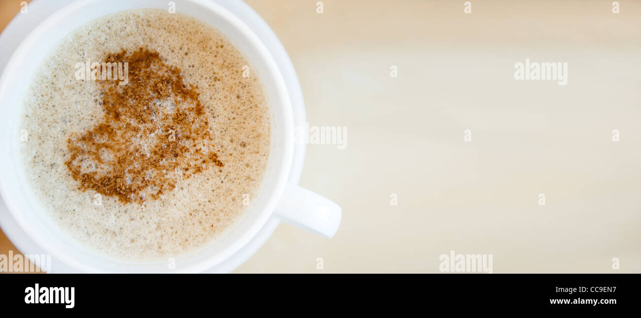 Lieben Sie Tasse, Herz Zeichnung auf Latte Art Kaffee. Viele Exemplar Stockfoto