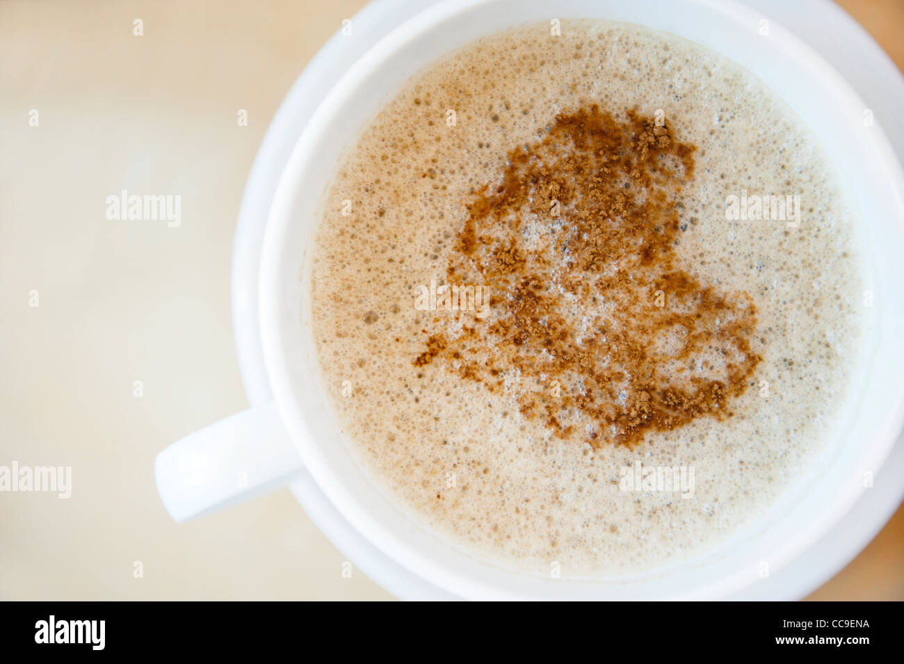 Tasse, Zeichnung auf Latte Art Kaffee Herz Liebe Stockfoto