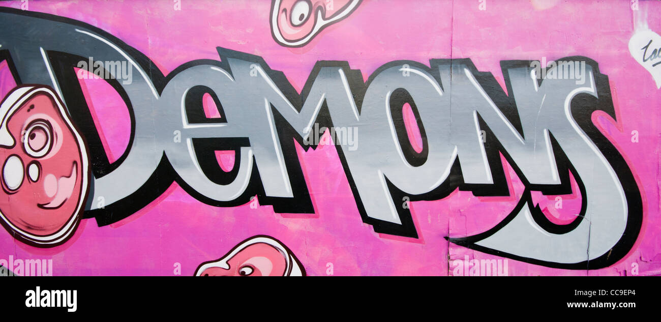 Bunten farbigen Aerosol Spray Paint Graffiti Wandkunst und Stil schreiben Stockfoto