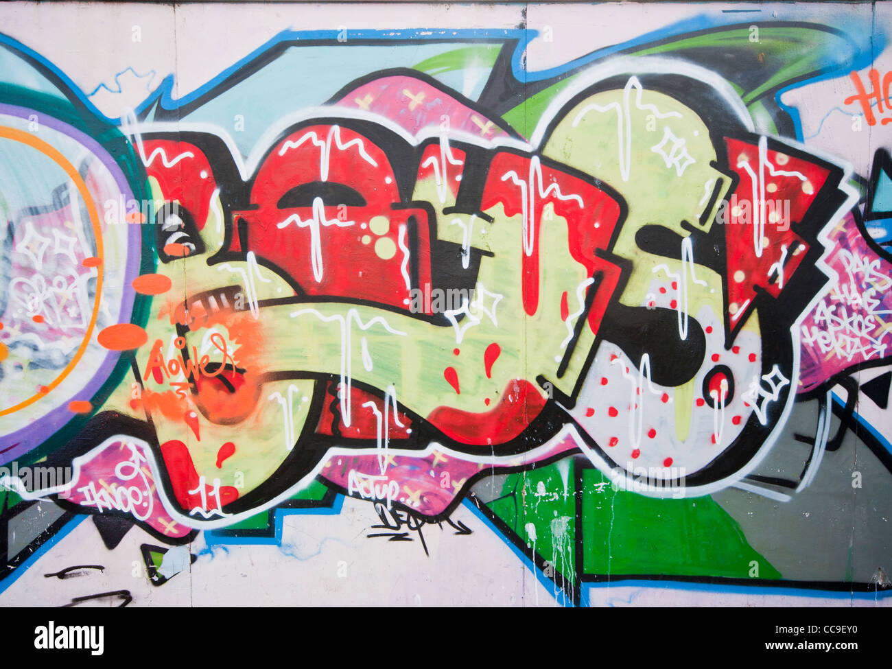 Bunten farbigen Aerosol Spray Paint Graffiti Wandkunst und Stil schreiben Stockfoto