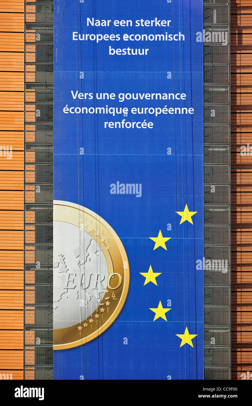 Banner über den Euro hängen vom Gebäude der Europäischen Kommission, ausführendes Organ der Europäischen Union in Brüssel, Belgien Stockfoto