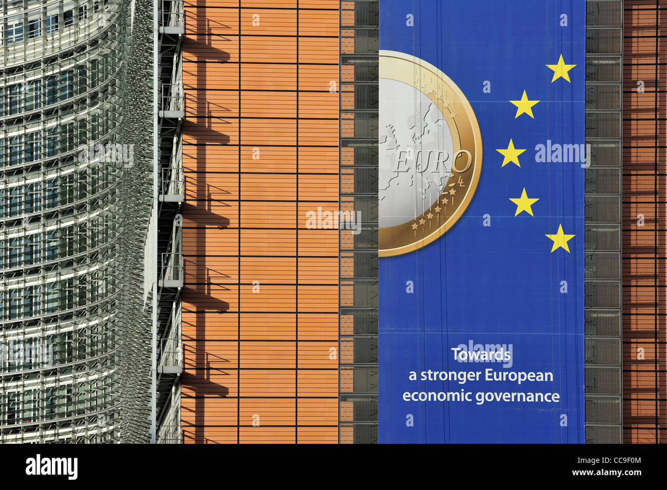 Banner über den Euro hängen vom Gebäude der Europäischen Kommission, ausführendes Organ der Europäischen Union in Brüssel, Belgien Stockfoto