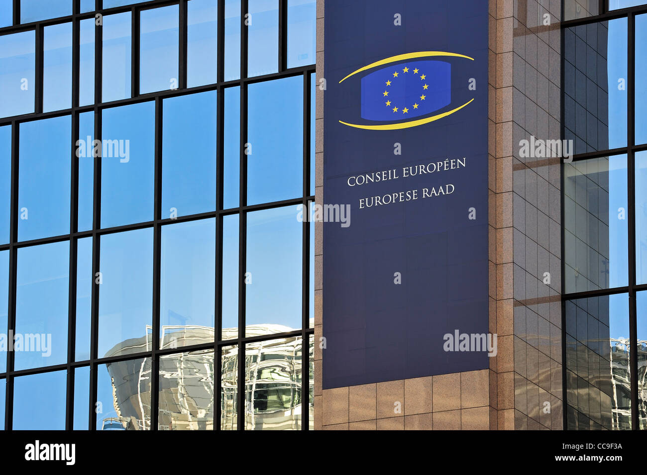 Logo auf das Justus-Lipsius-Gebäude, Sitz des Rates der Europäischen Union, Brüssel, Belgien Stockfoto