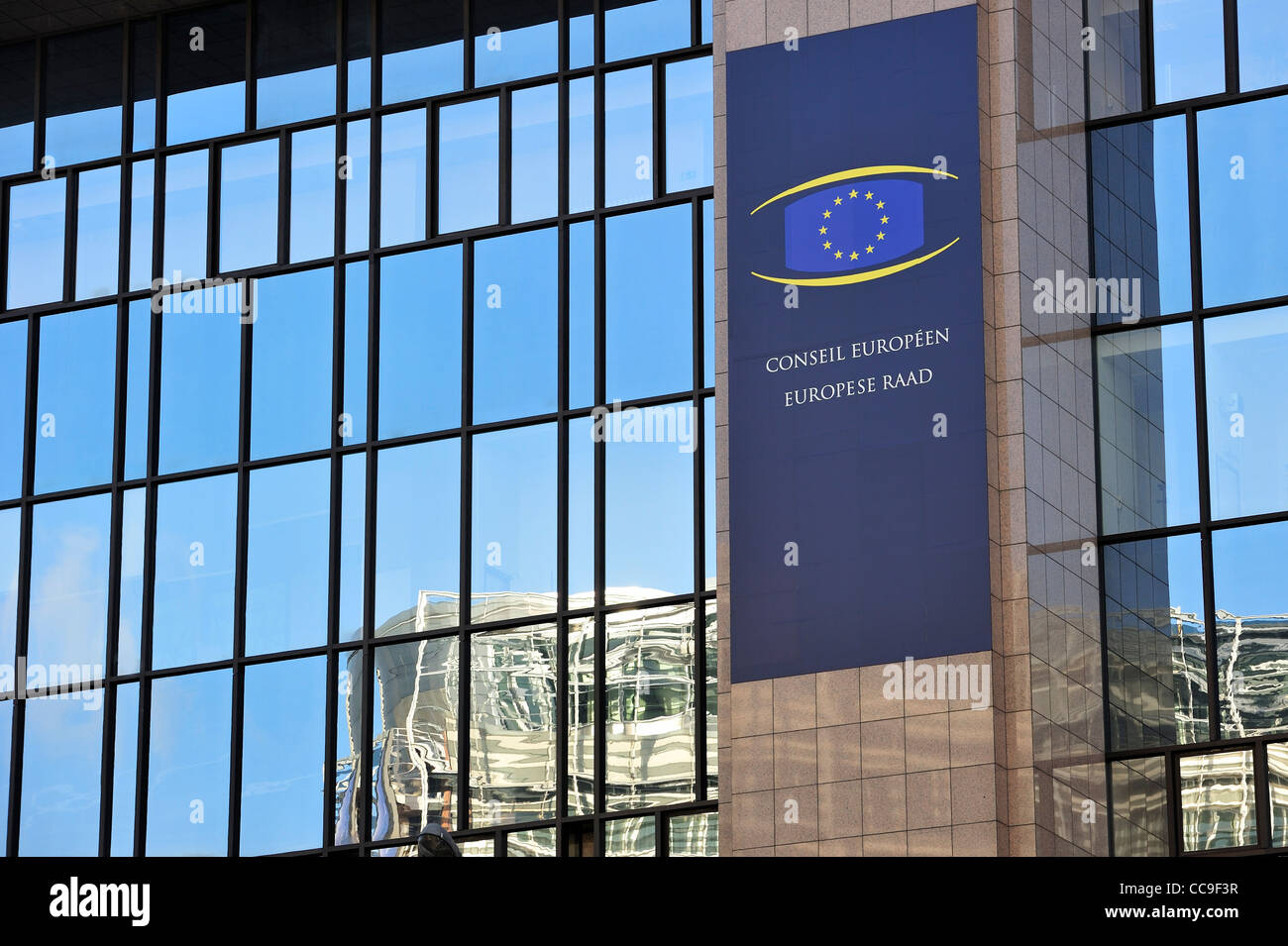 Logo auf das Justus-Lipsius-Gebäude, Sitz des Rates der Europäischen Union, Brüssel, Belgien Stockfoto