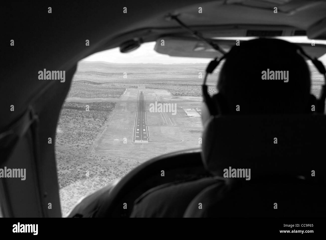 Blick über die Schulter des Piloten am Ansatz bei Windhoek Hosea Kutako International Airport - Namibia, Afrika Stockfoto