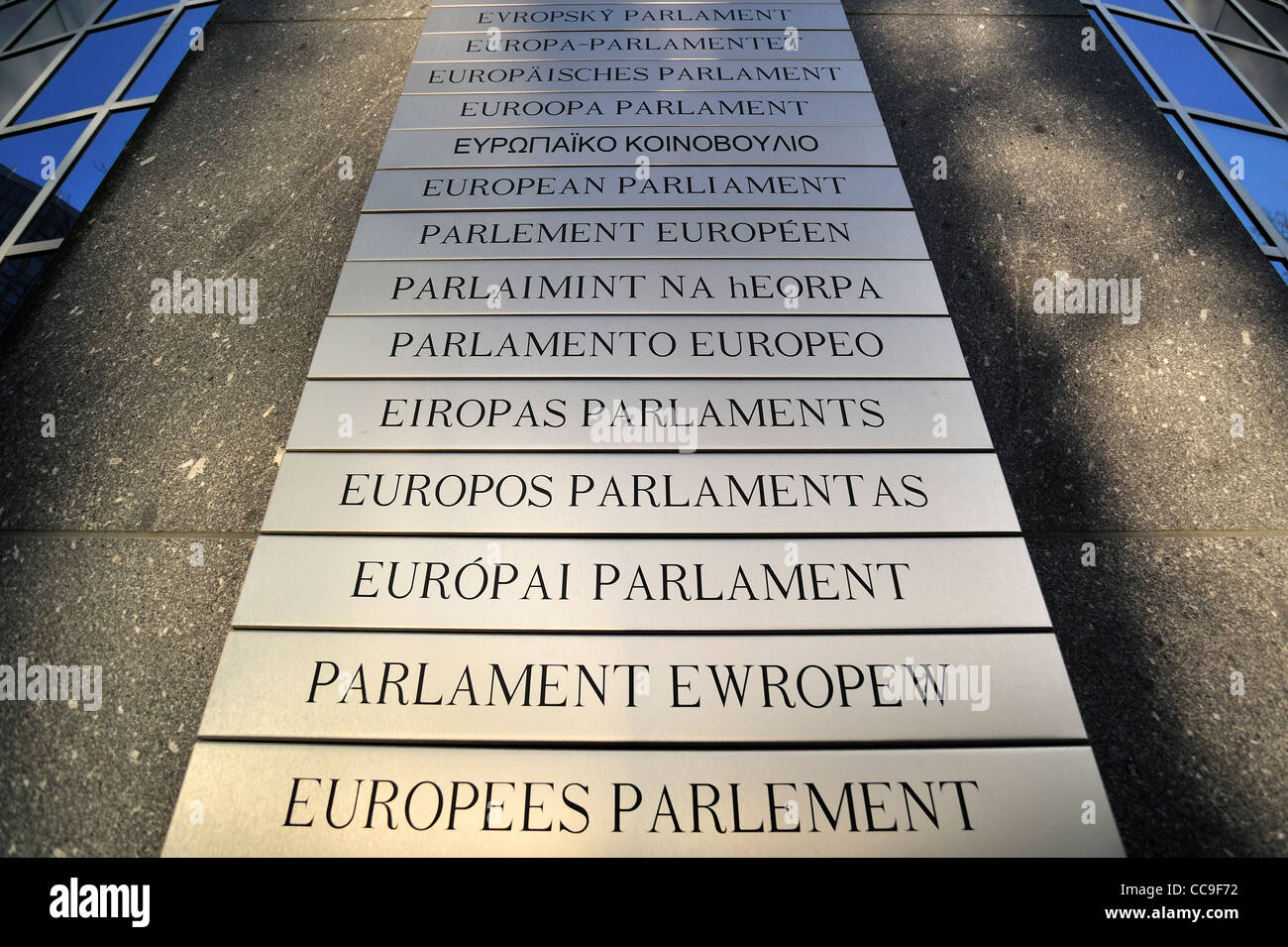 Namensschilder des Europäischen Parlaments in Europa Sprachen im Quartier Leopold / Quartier Léopold, Brüssel, Belgien Stockfoto
