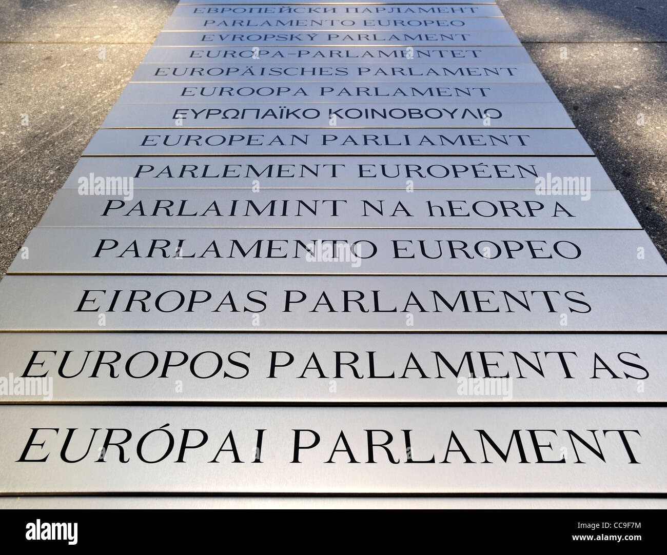 Namensschilder des Europäischen Parlaments in Europa Sprachen im Quartier Leopold / Quartier Léopold, Brüssel, Belgien Stockfoto