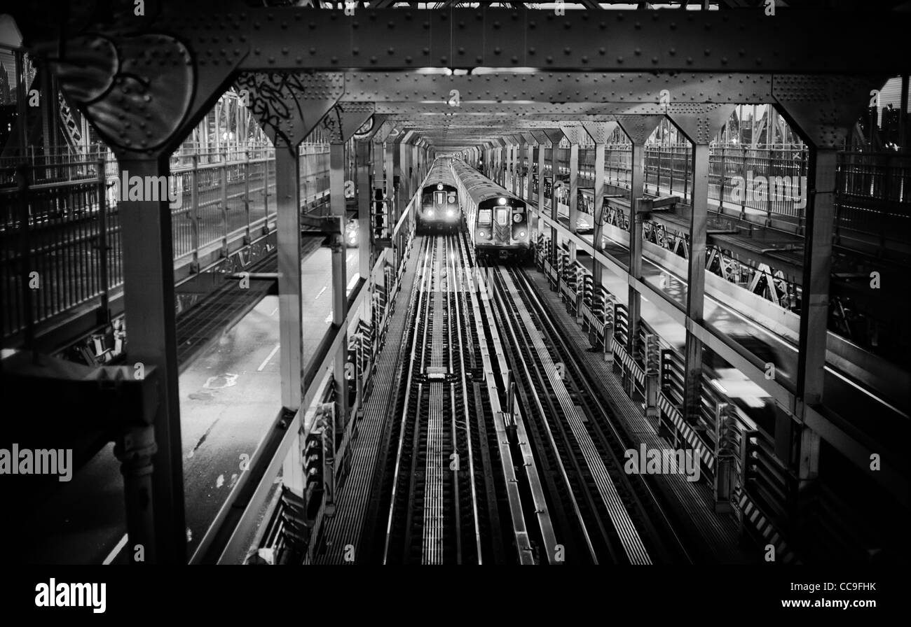Die New Yorker u-Bahn Reisen entlang der Williamsburg Bridge in New York City, USA. Stockfoto