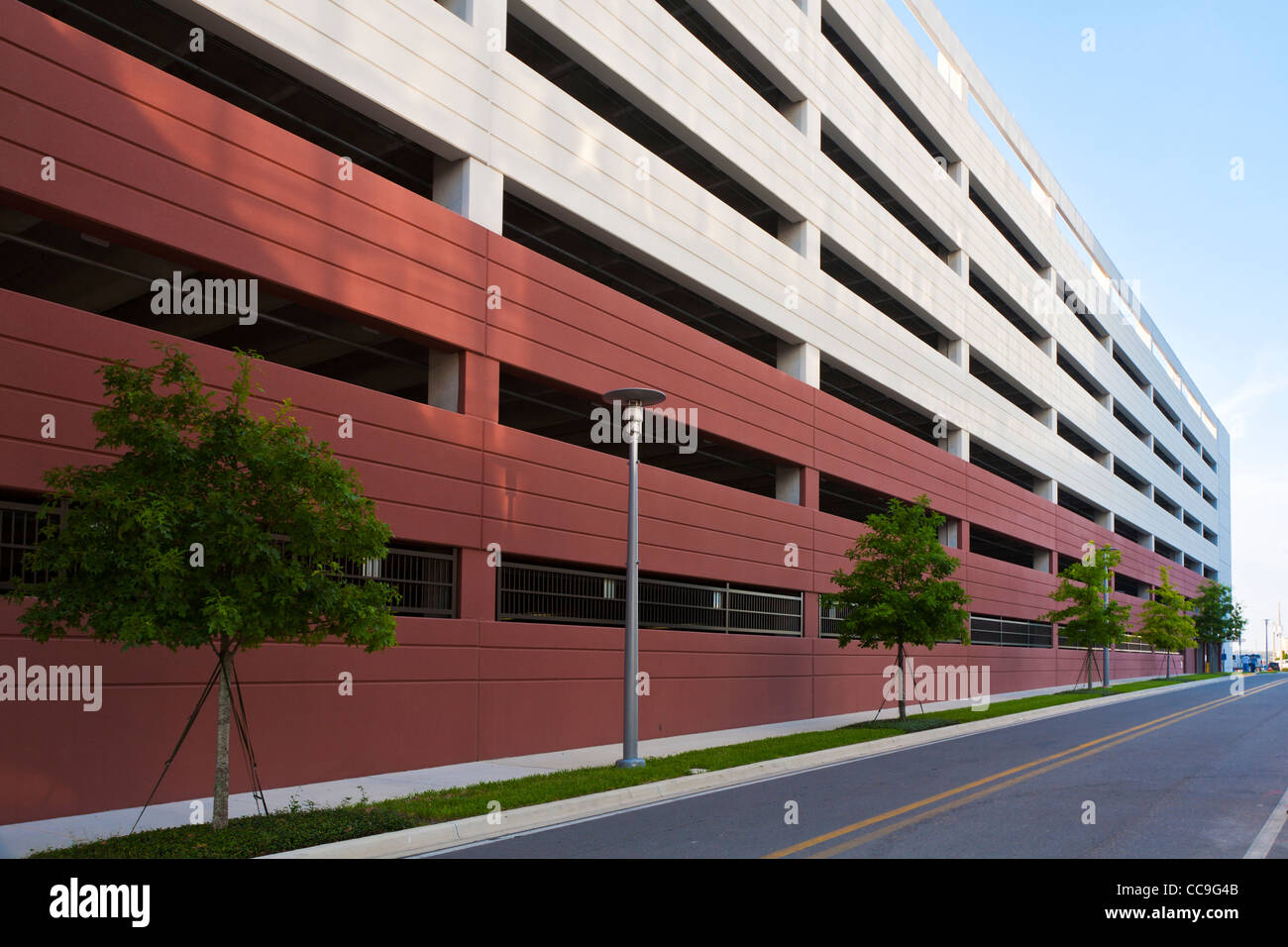 Architektonische Details von Parkhaus am Florida Hospital McRae in Orlando, FL Stockfoto