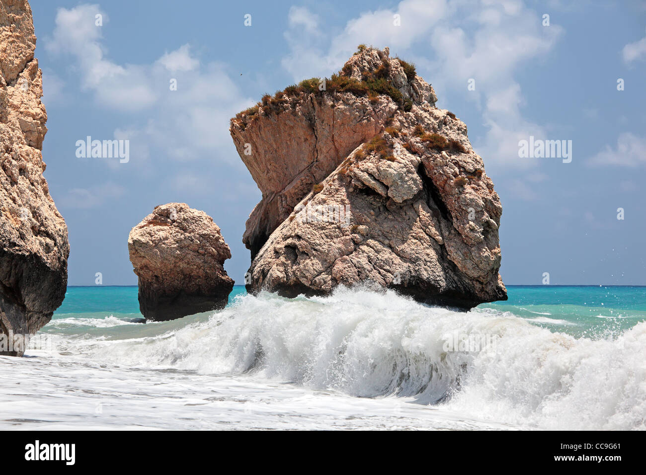 Felsen und Wellen. Petra Tou Romiou (in der Nähe von Paphos) nationales Wahrzeichen, Geburtsort der Aphrodite. Zypern. Stockfoto