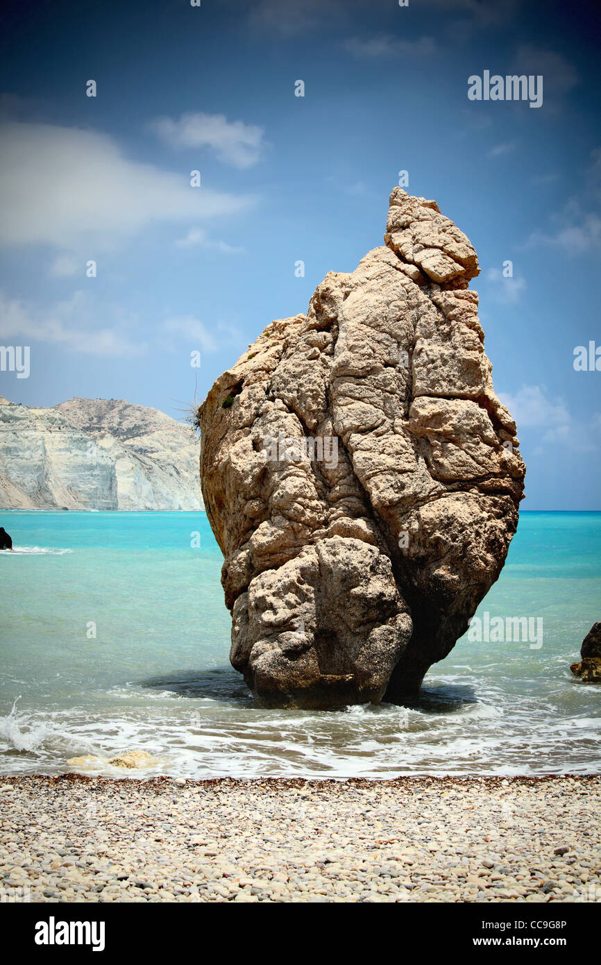 Meer-Felsen wie ein Sumo-Ringer. Petra Tou Romiou (in der Nähe von Paphos), Geburtsort der Aphrodite. Zypern. Stockfoto