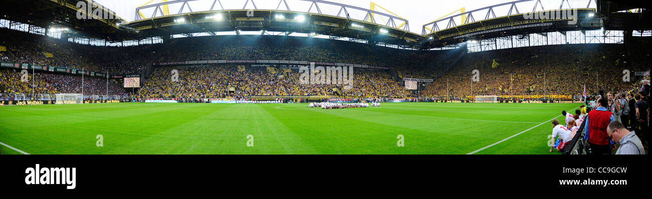 Panorama des Innenraums und Tonhöhe der gefüllten Signal Iduna Arena in Dortmund, Deutschland Stockfoto