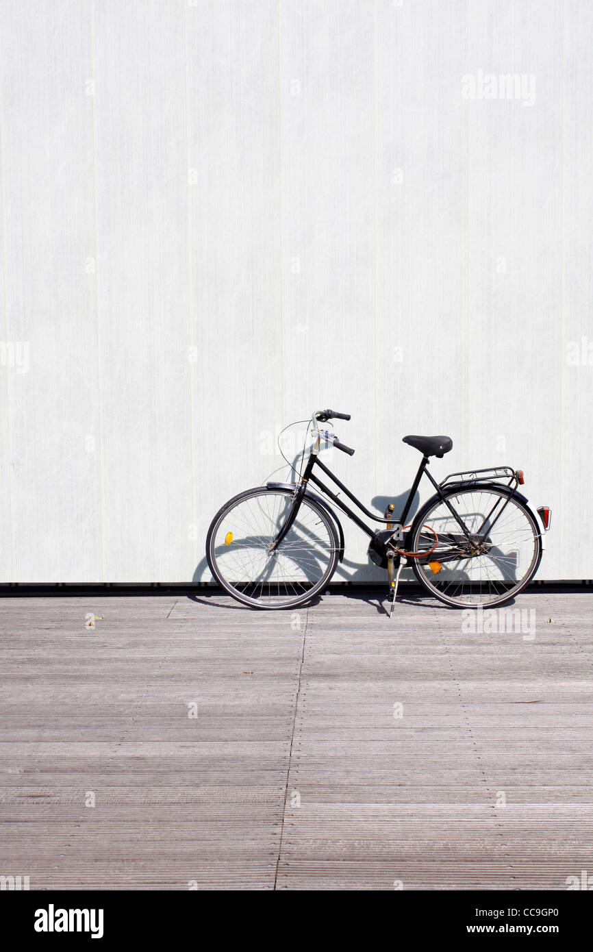 Ein Fahrrad an eine Wand gelehnt Stockfoto