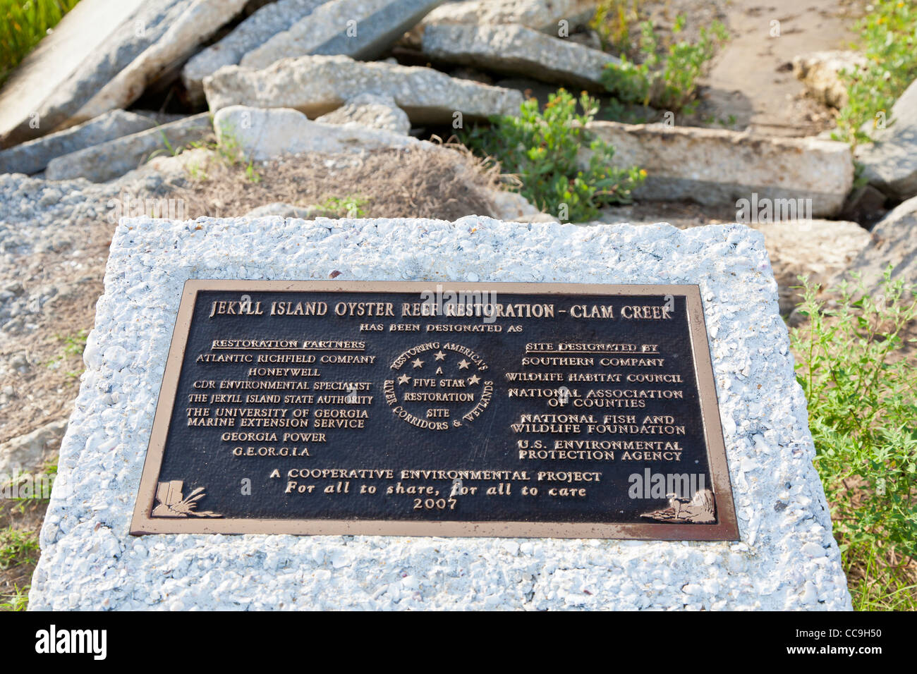 Denkmal am Oyster Reef Restaurierungsprojekt am Clam Creek auf Jekyll Island, Georgia Stockfoto